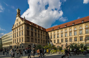 Das ehemalige Jesuitenkolleg bildet eines der ersten und großartigsten Beispiele klösterlicher Monumentalarchitektur der Renaissance. Im Laufe der Jahrhunderte wurden die Gebäude nach Aufgabe der kirchlichen Nutzung für unterschiedliche wissenschaftliche Zwecke genutzt. Die gesamte Anlage steht nach dem Wiederaufbau und der Beseitigung erheblicher Kriegsschäden heute unter Denkmal- und Ensembleschutz. The former Jesuit College is one of the first and most magnificent examples of monumental Renaissance monastic architecture. Over the centuries, the buildings were used for various scientific purposes after their ecclesiastical use was abandoned. Following reconstruction and the repair of extensive war damage, the entire complex is now a protected monument and ensemble.