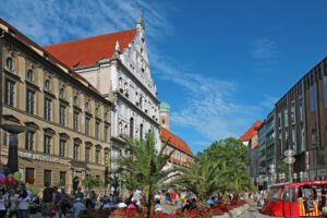 Fussgängerzone und Michaelskirche, © München Tourismus, Werner Böhm
